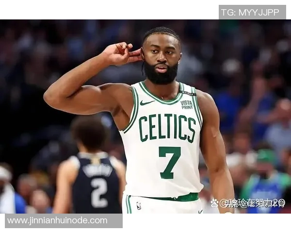 杰伦布朗表现平平18投9中贡献26分8篮板4助攻2抢断罚球命中率尚可 杰伦布朗表现平平18投9中贡献26分8篮板4助攻2抢断罚球命中率尚可